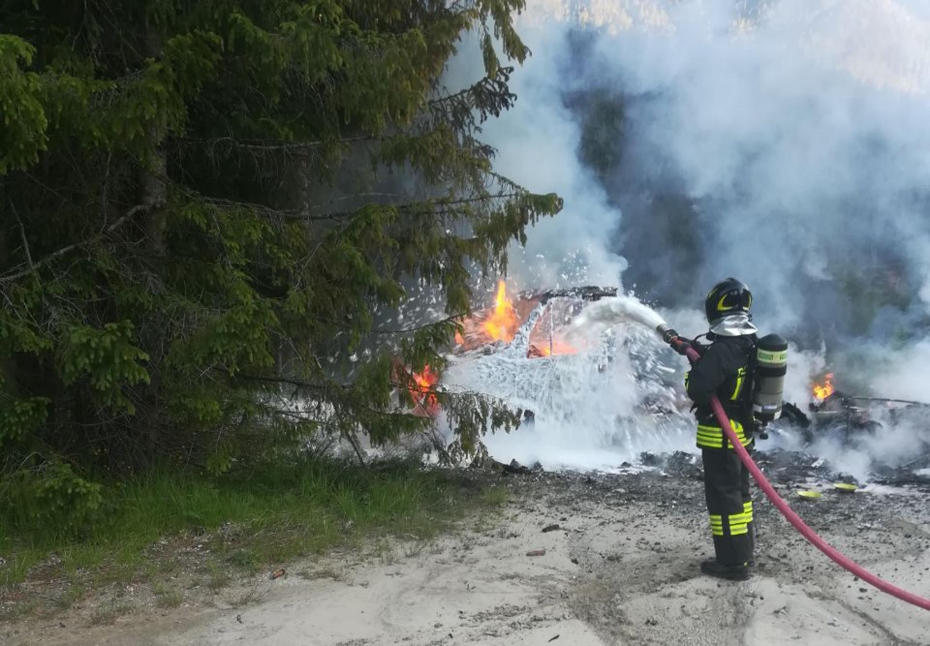 camper incendio ANSA/ VIGILI DEL FUOCO