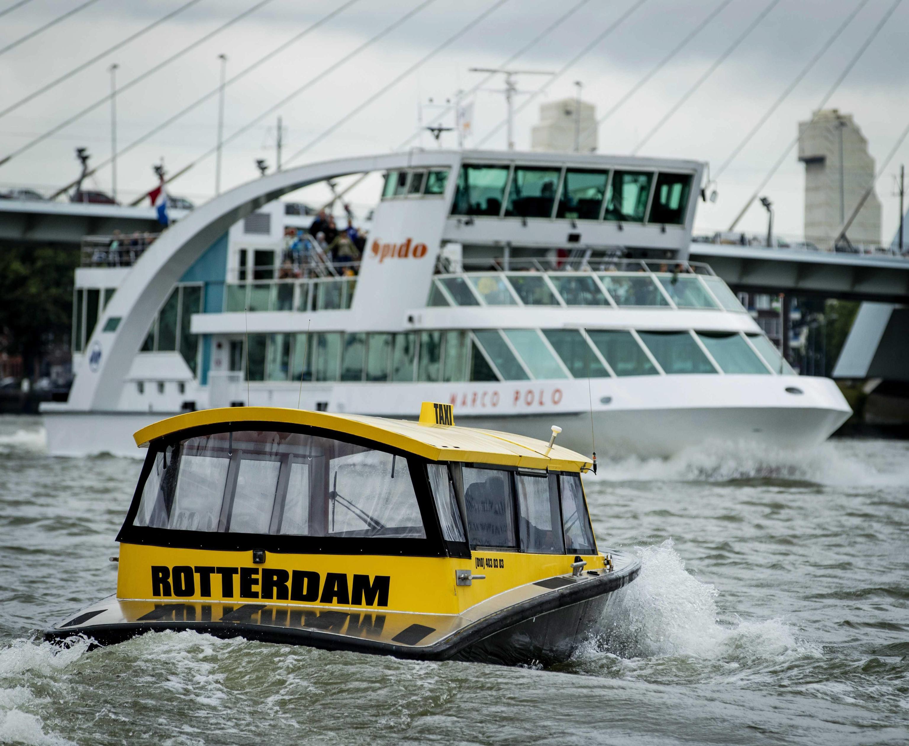 EPA/Robin van Lonkhuijsen
