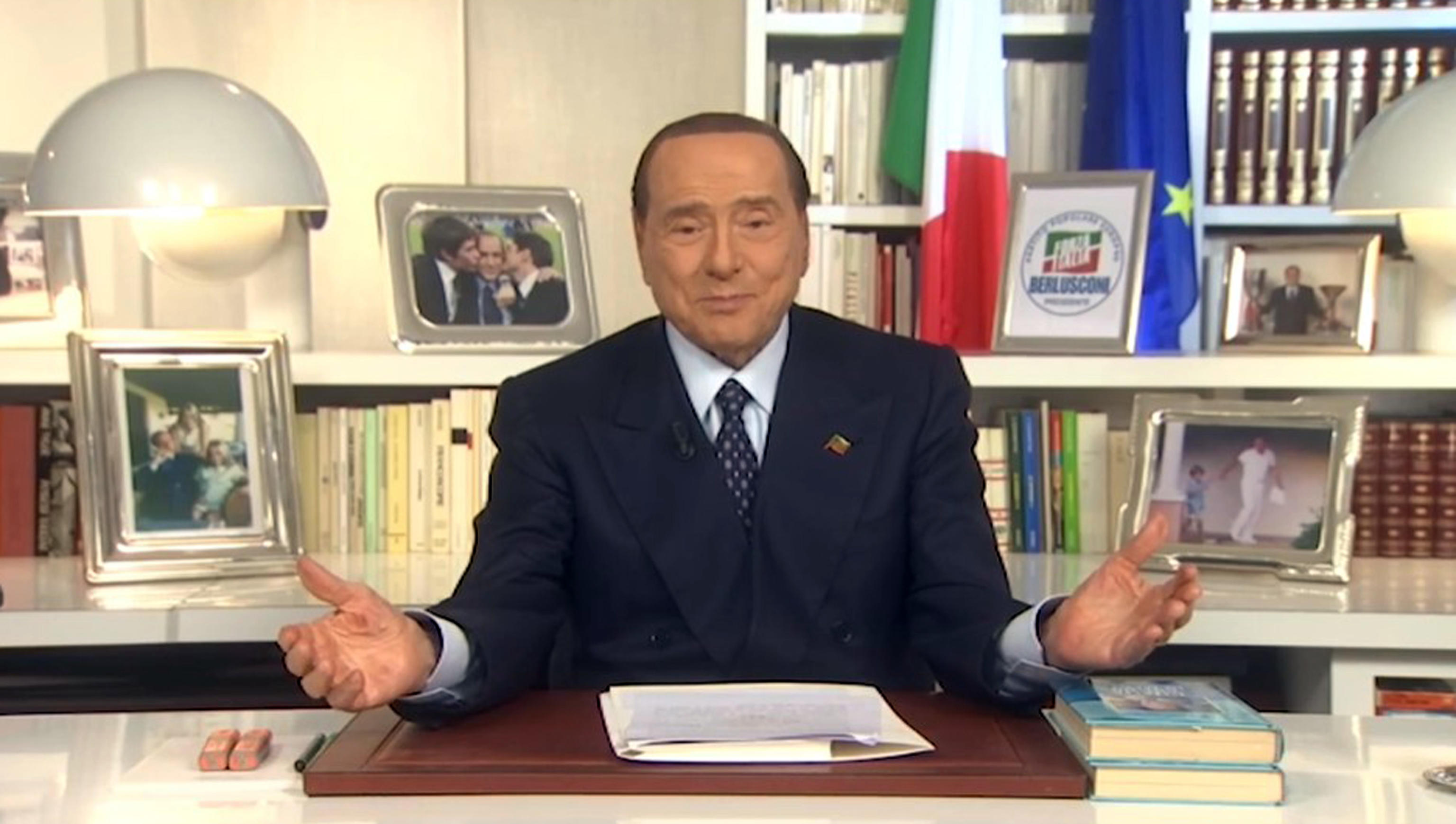 ANSA/FERMO IMMAGINE VIDEO FACEBOOK SILVIO BERLUSCONI