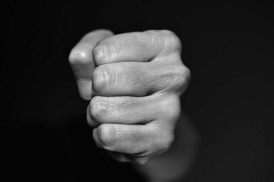 PUGNO VIOLENZA