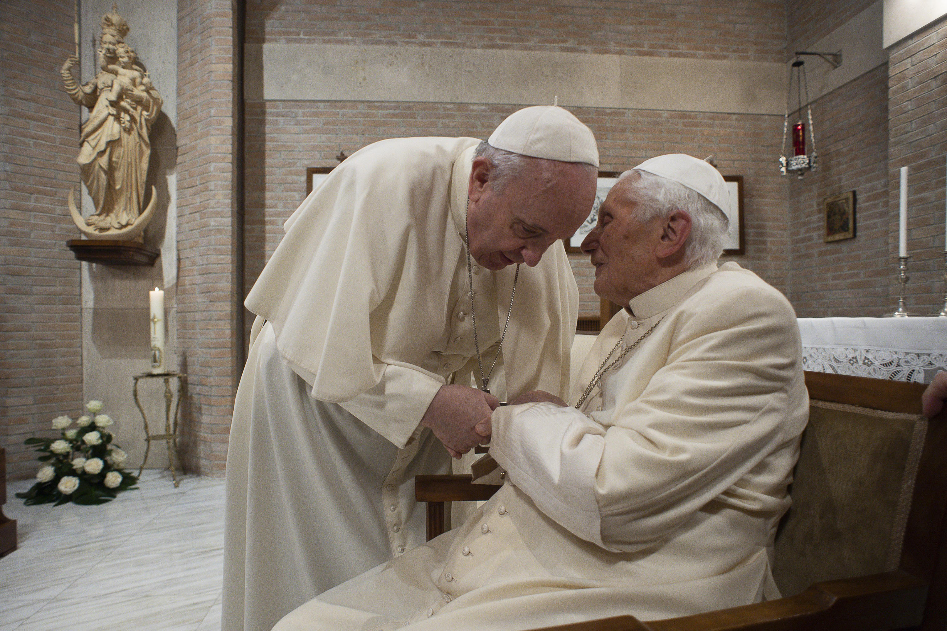 Papa Francesco chiede preghiere per Benedetto XVI: ''E' molto ammalato''