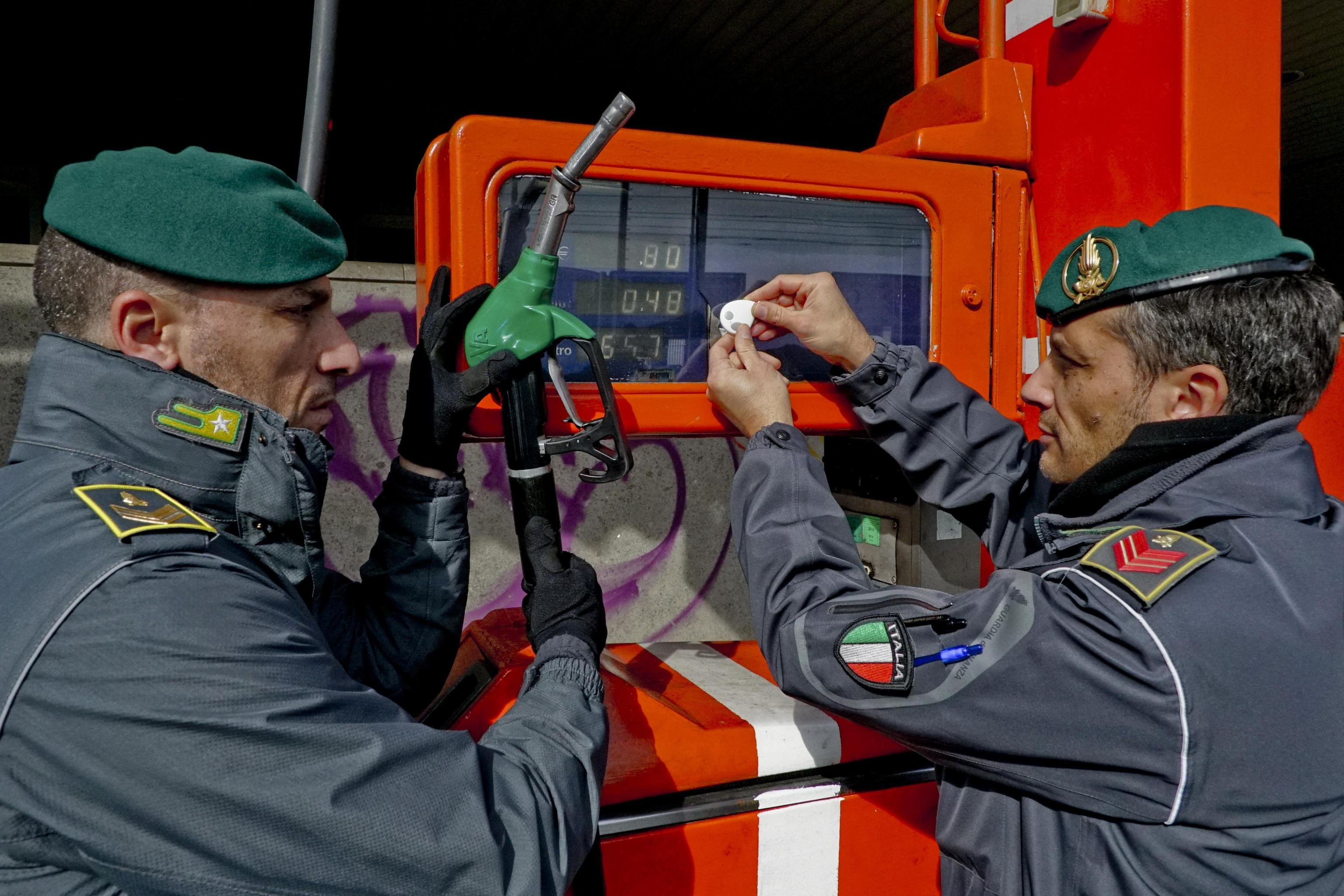 distributori di benzina controlli