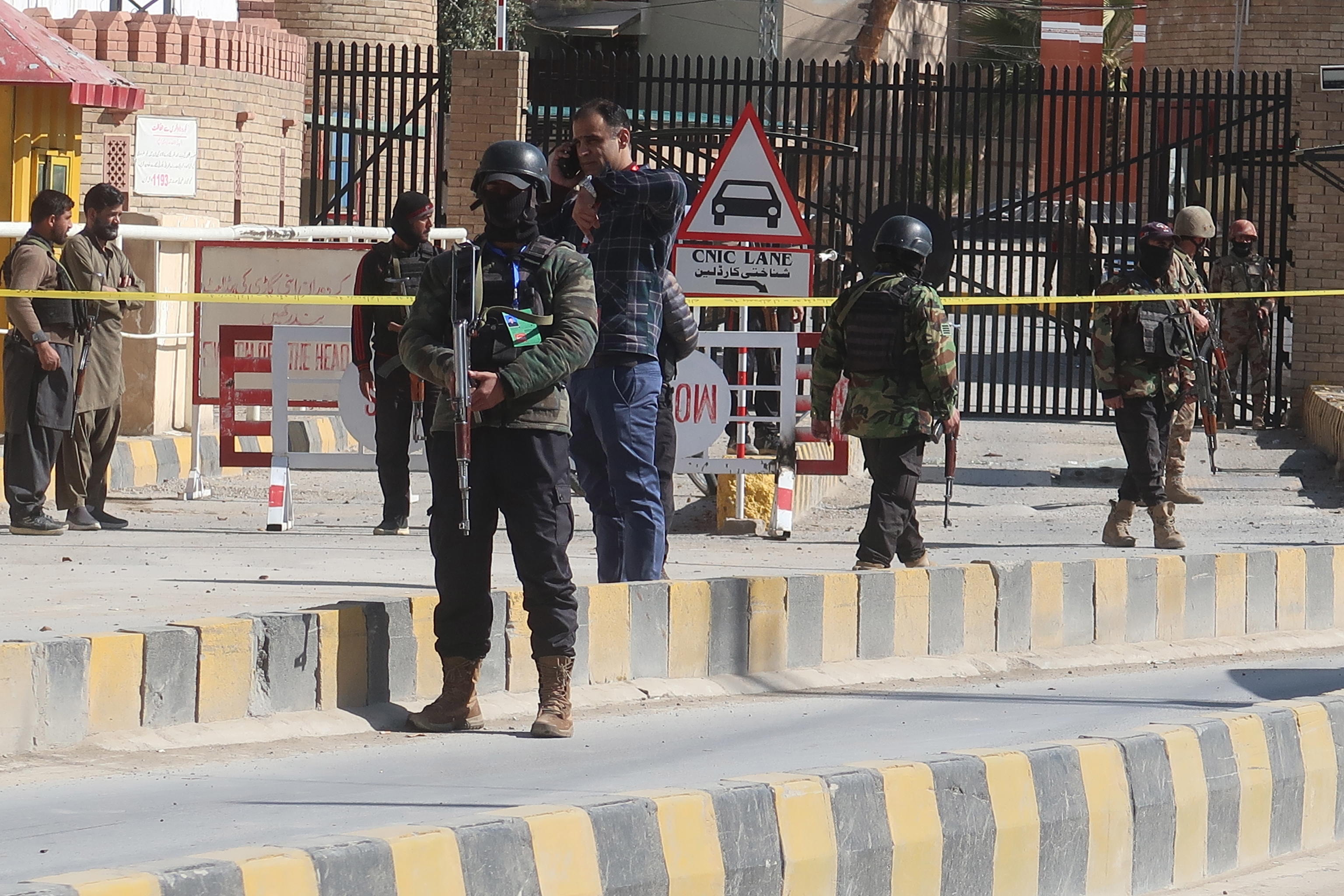 attacco suicida pakistan