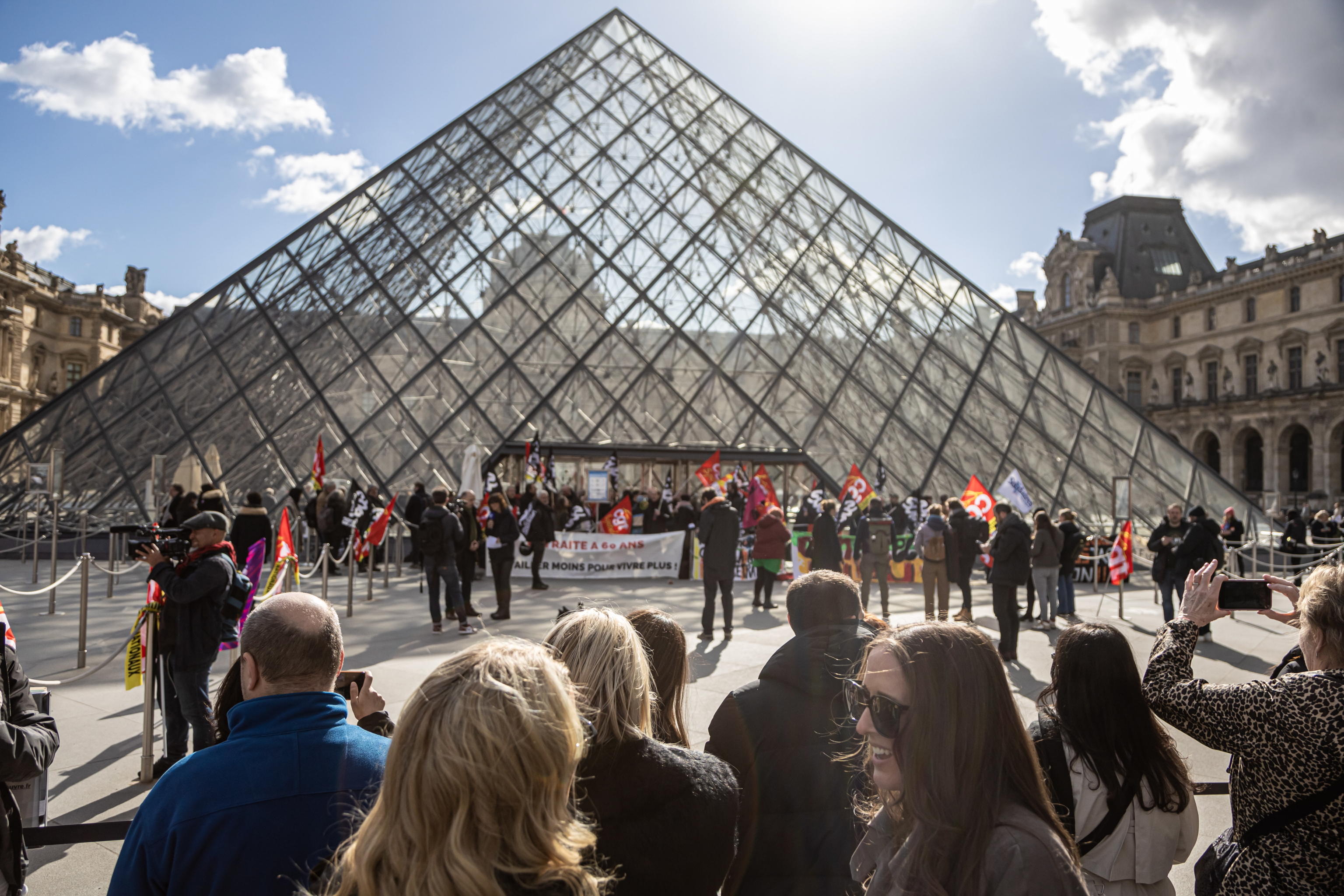 PROTESTE FRANCIA PENSIONI LOUVRE