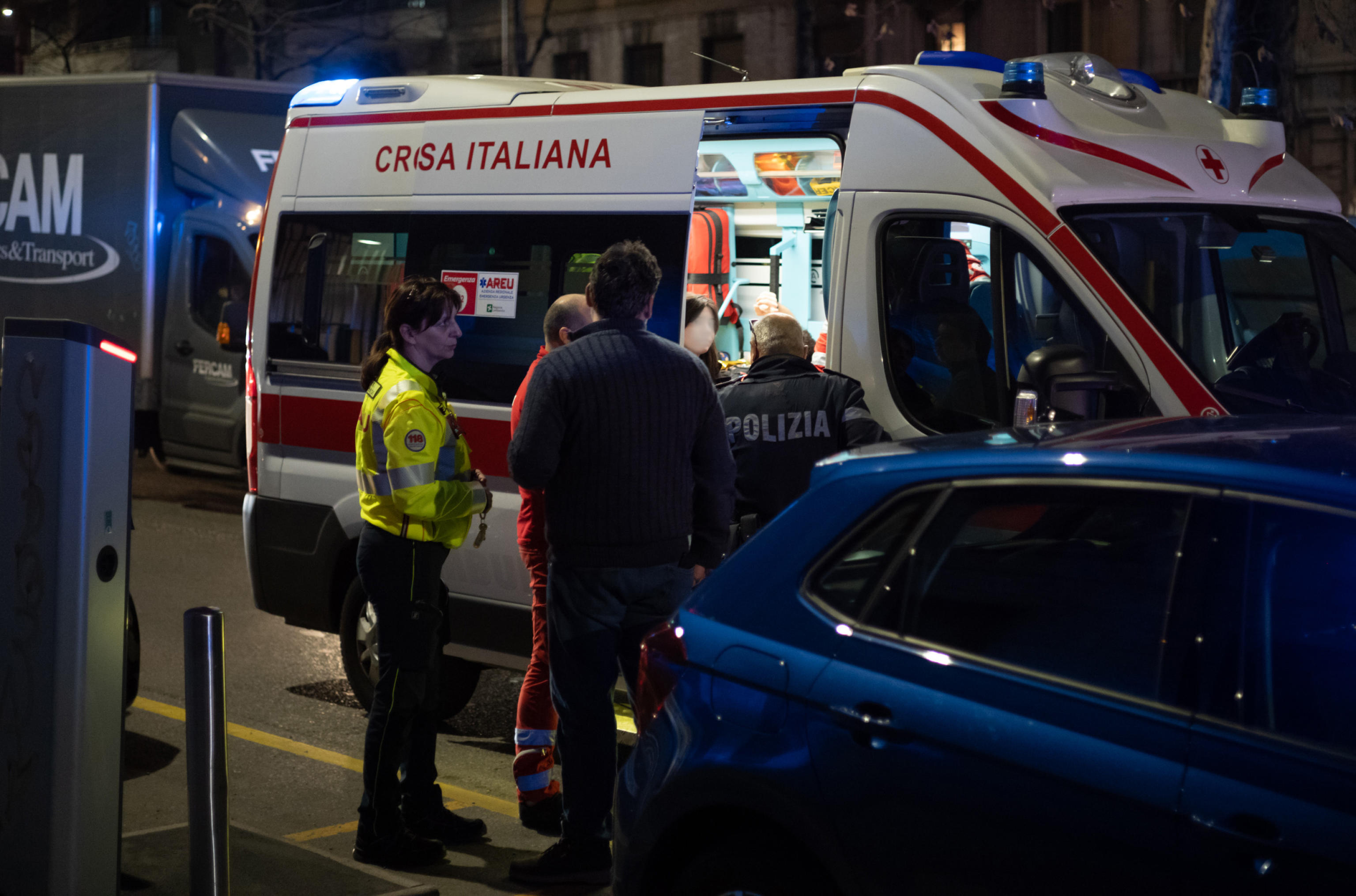 MILANO ACCOLTELLAMENTO PASSANTI RAPINA
