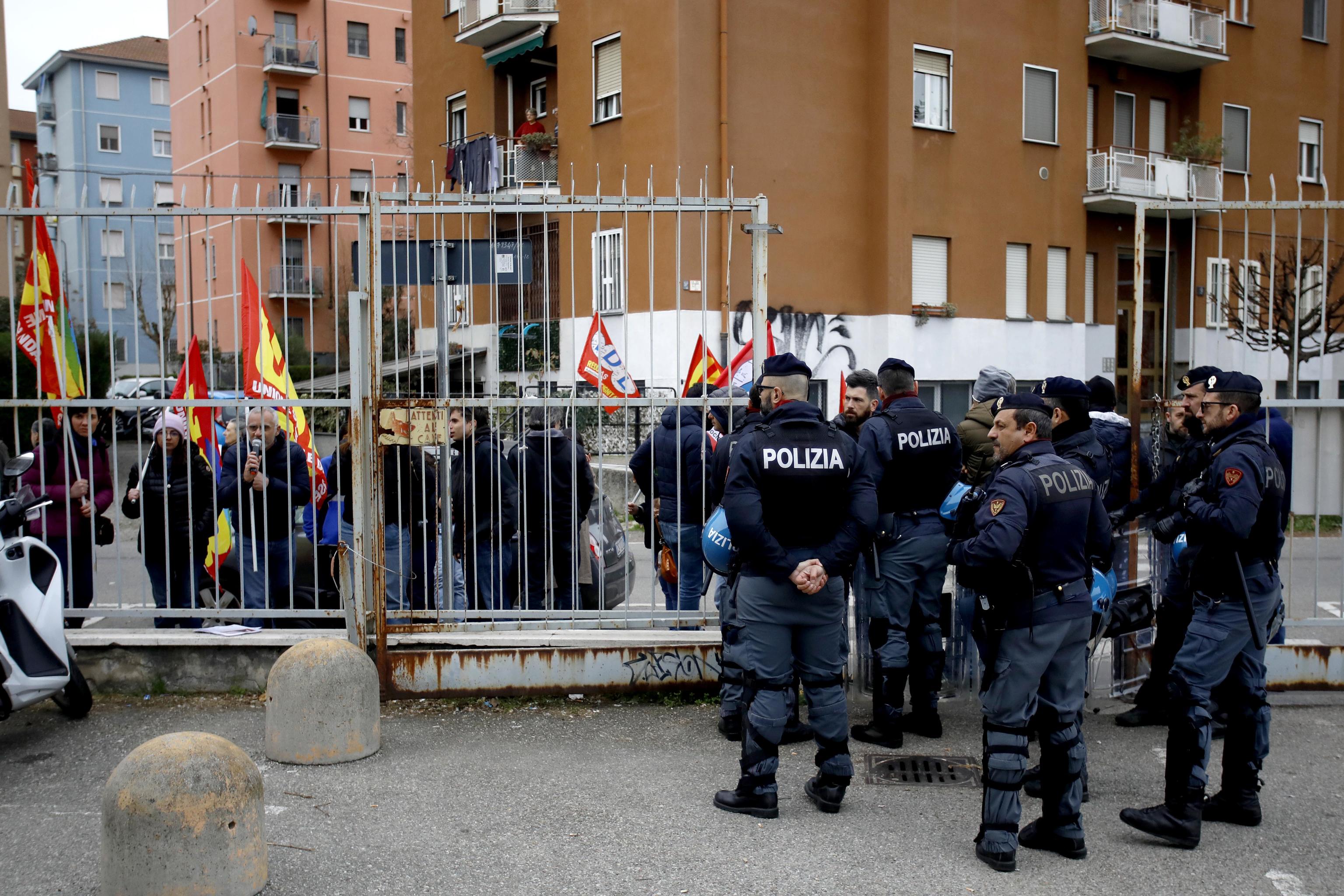 RAEMLLI CONTESTAZIONE MILANO