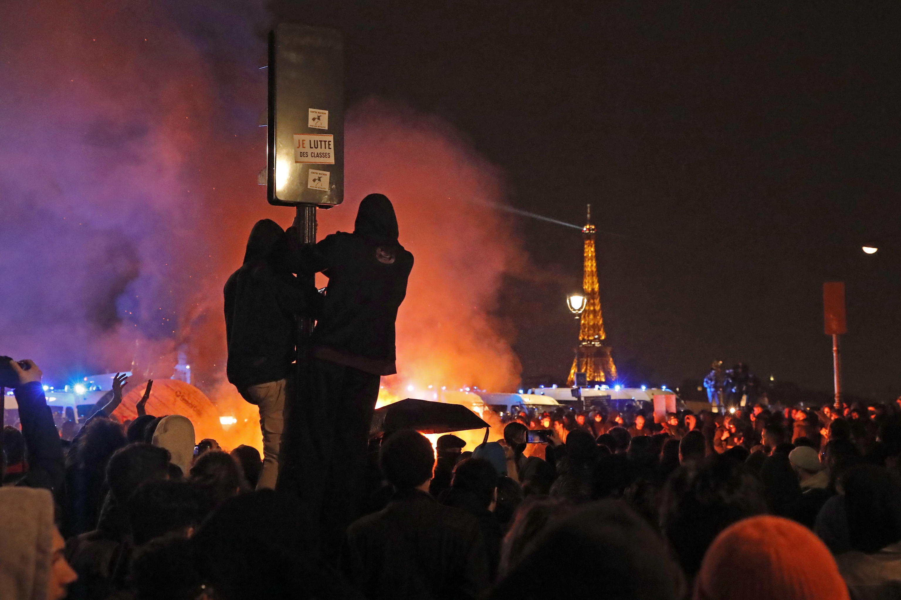 PROTESTE FRANCIA PARIGI RIFORMA PENSIONI