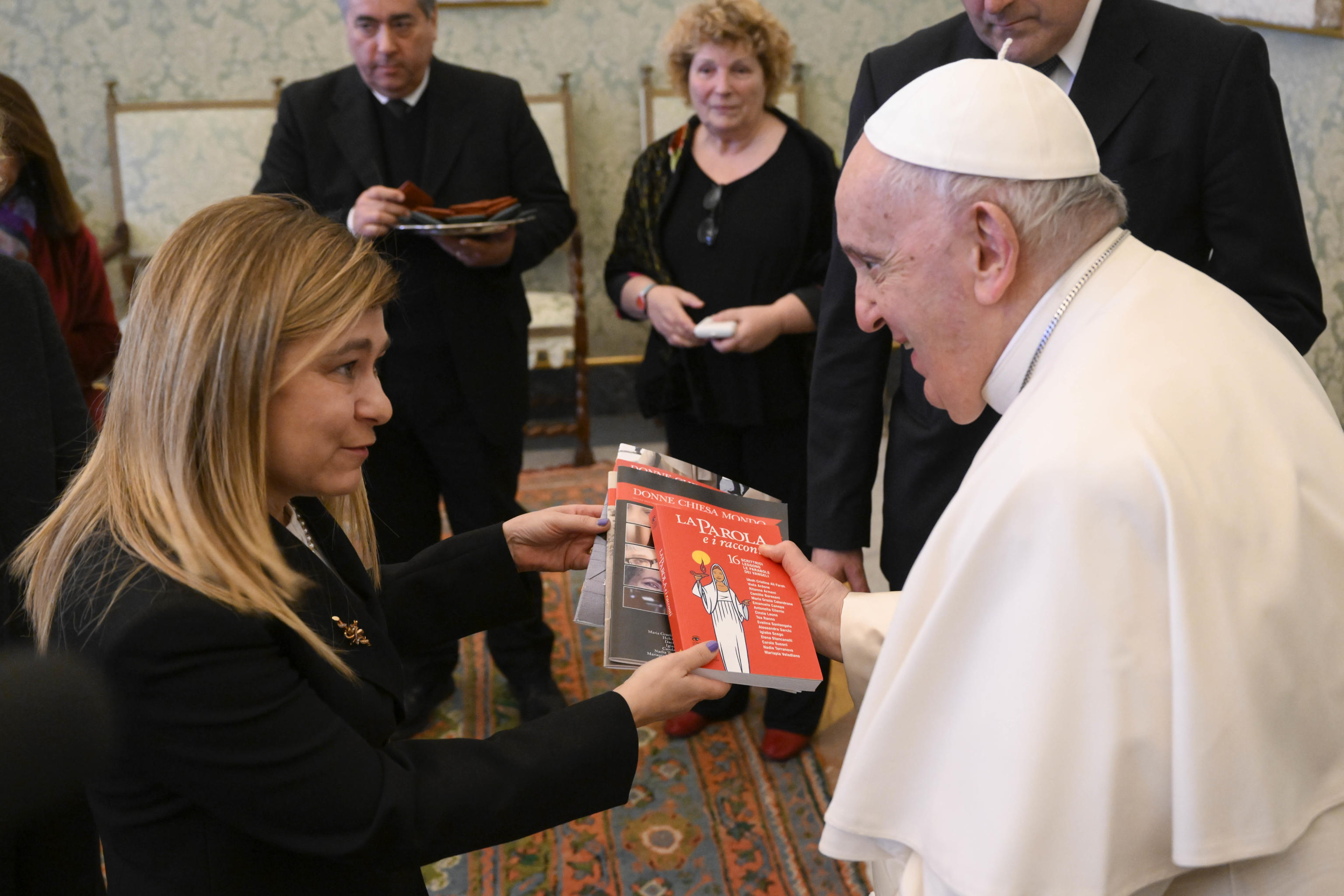 PAPA DONNE CHIESA MONDO