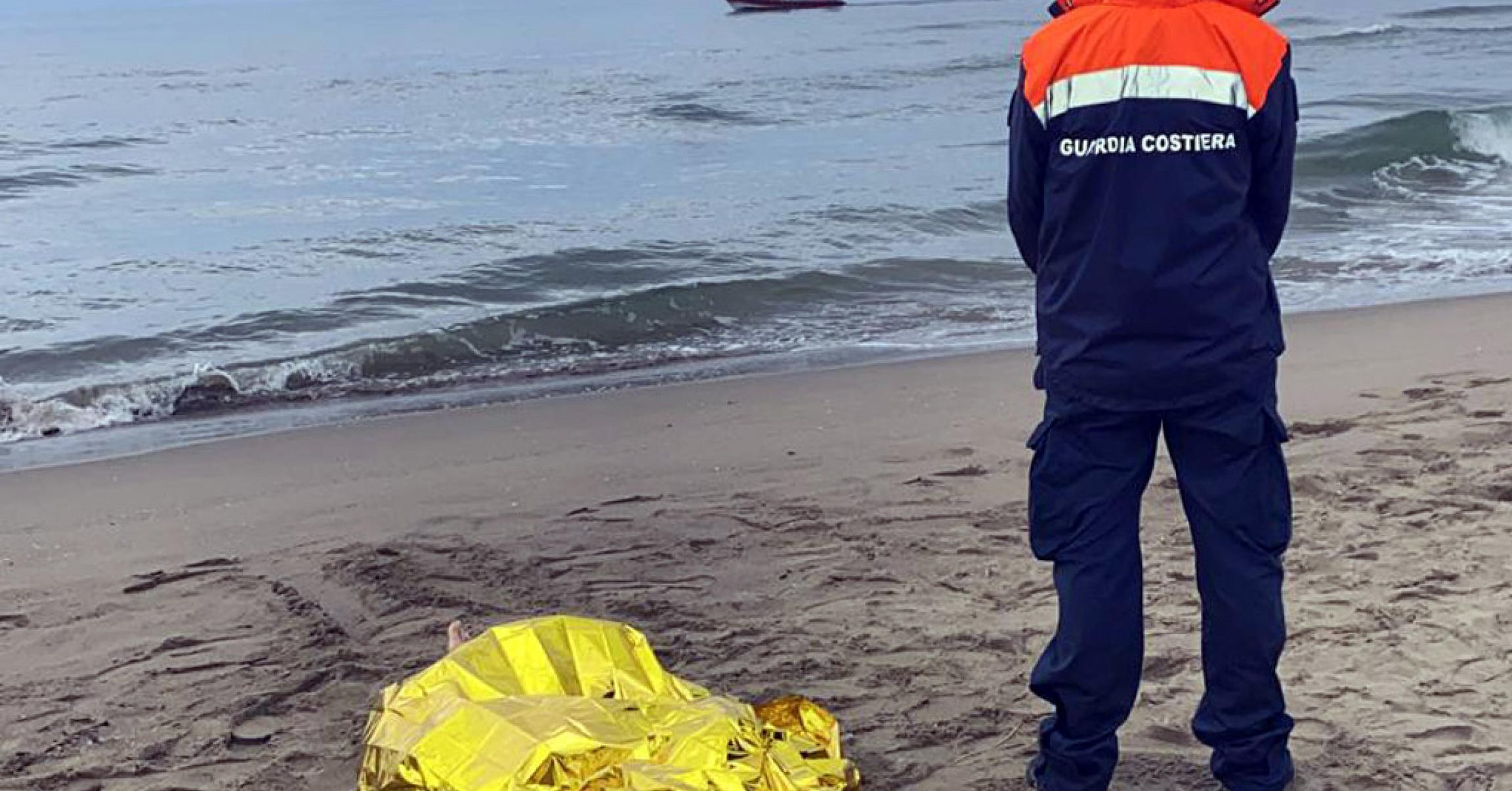 CADAVERE SPIAGGIA FIUMICINO ROMA DONNA MORTA