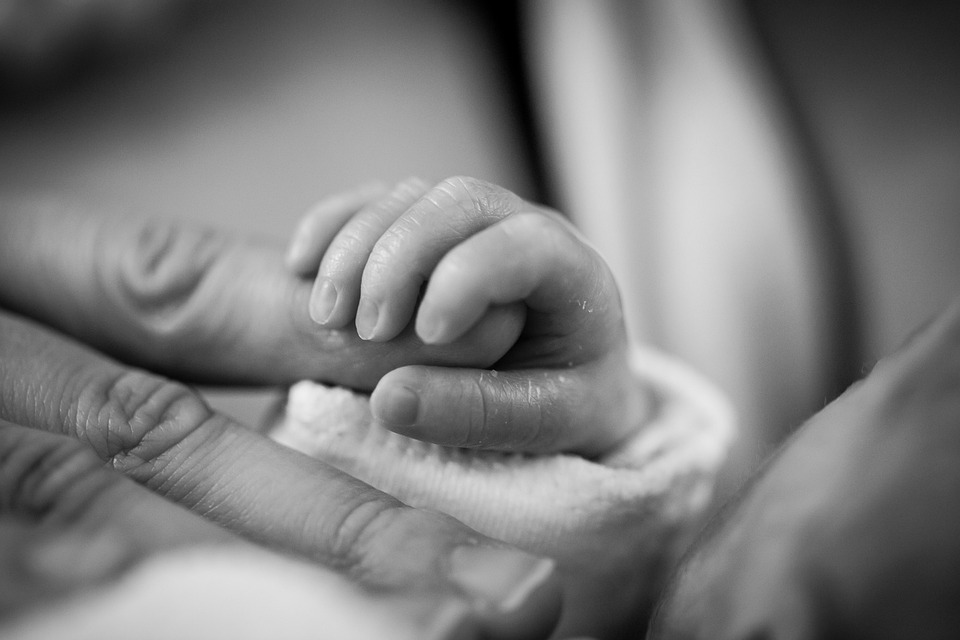MANO BAMBINA NEONATA