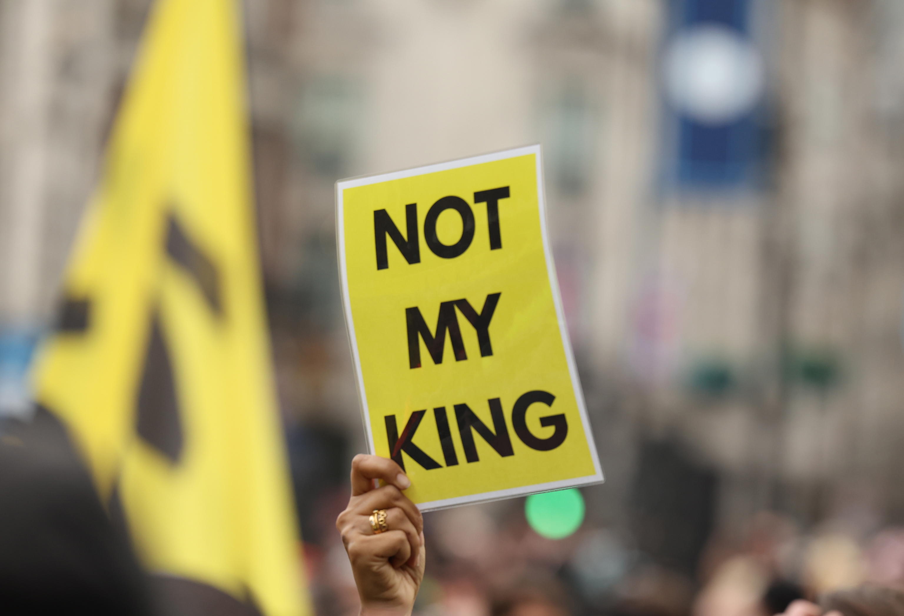 proteste incoronazione