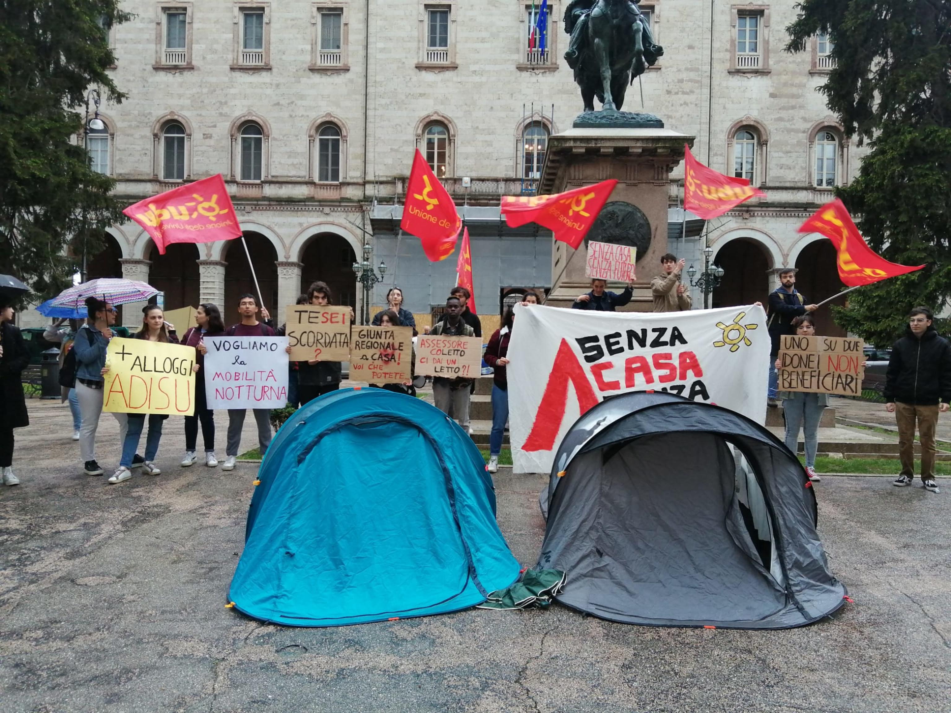 PROTESTA CARO AFFITTI TENDE