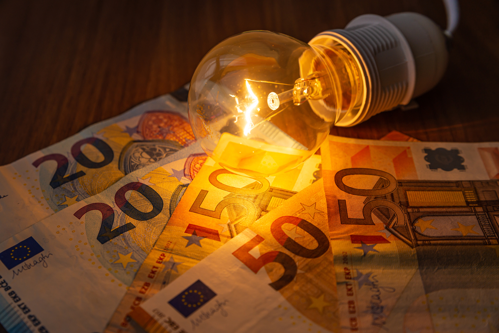 LUCE EURO LAMPADINA SOLDI BOLLETTA