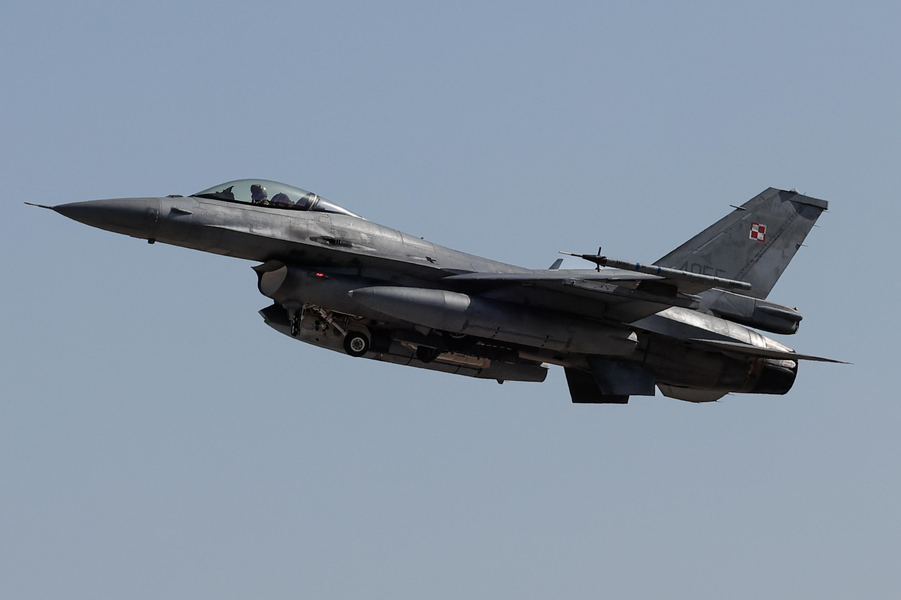 f16